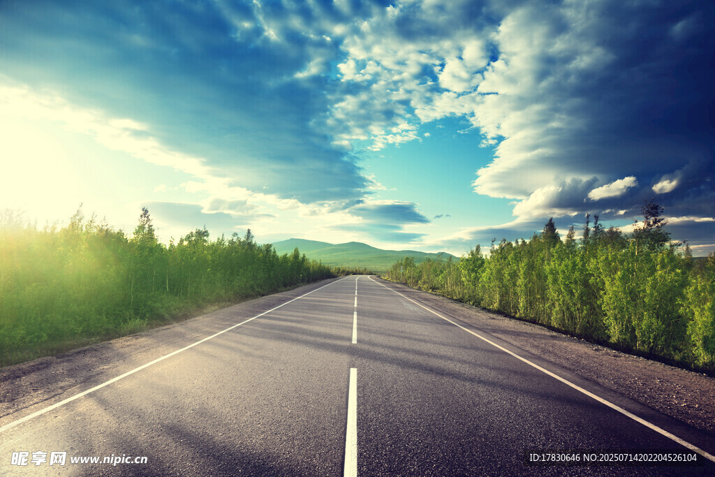 公路伸向远方的美丽风景