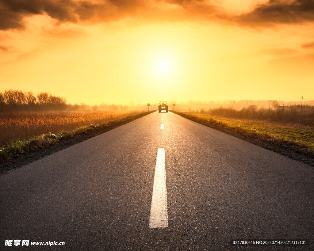 夕阳下的公路延伸向远方