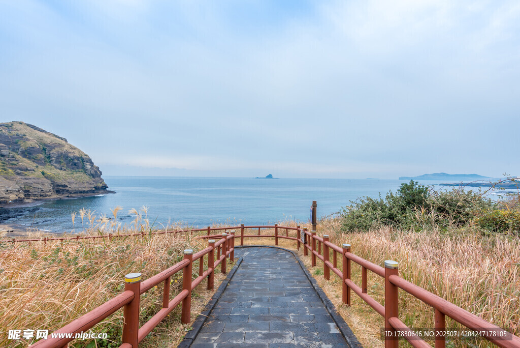 海边木栈道风景