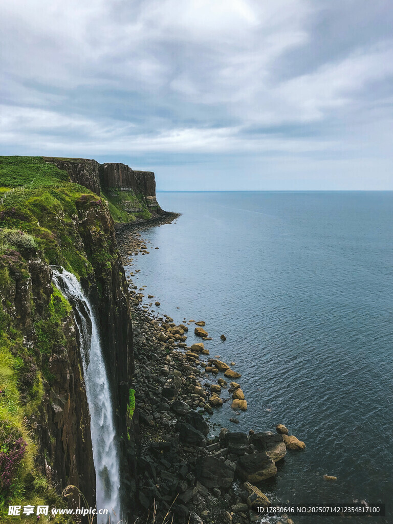 悬崖边的壮美瀑布与海景