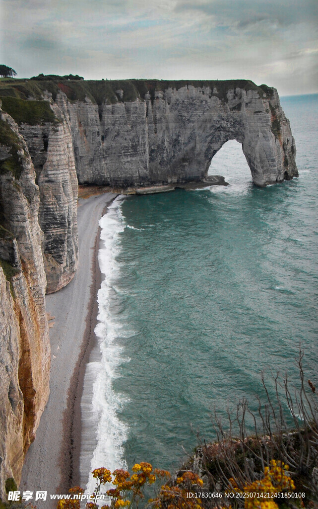 壮观海岸拱门自然美景