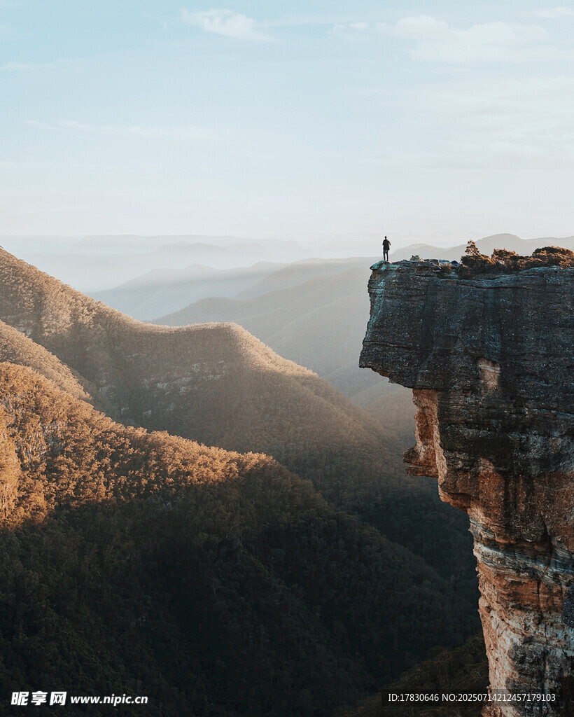 悬崖边壮丽山景