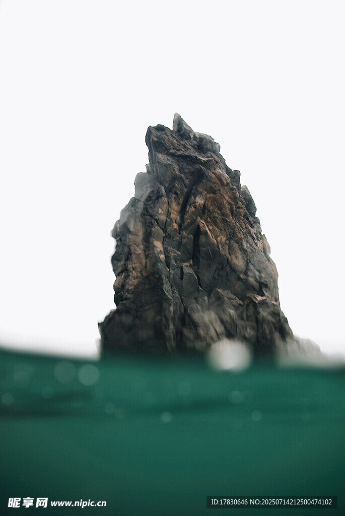 海中孤耸岩石