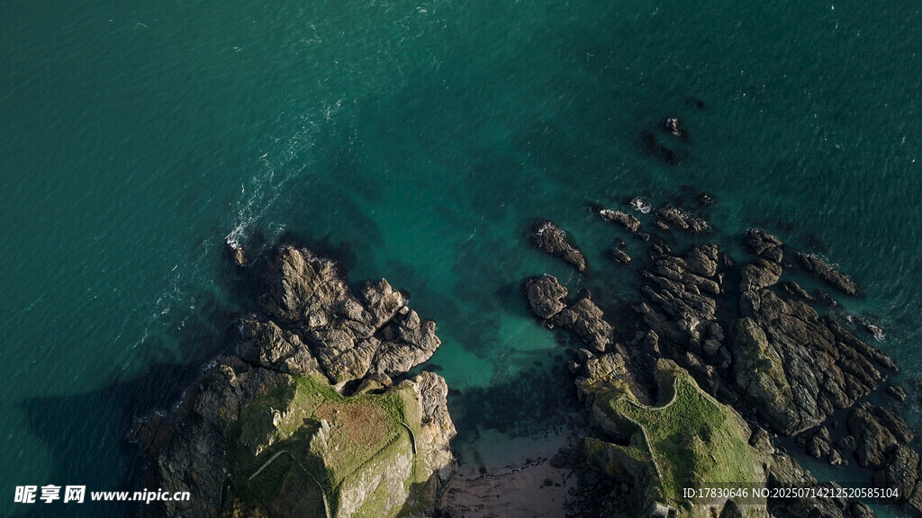 俯瞰碧海礁石美景
