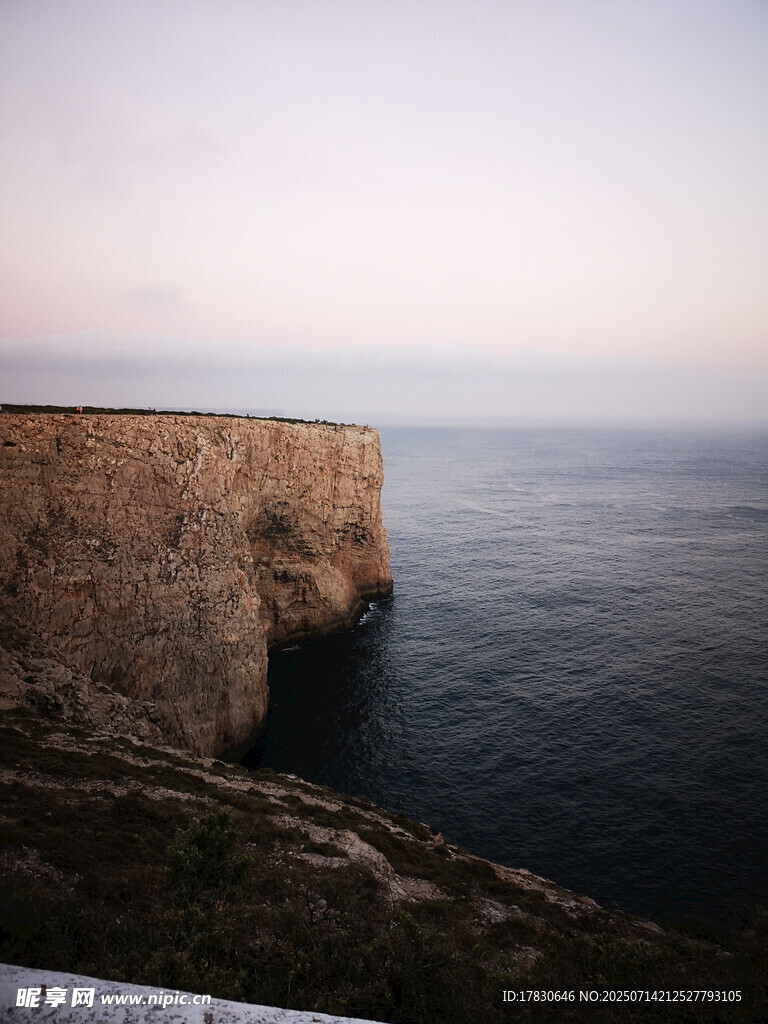 悬崖边的壮阔海景