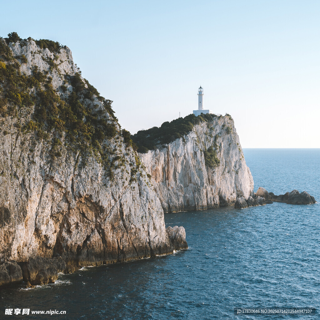 海岸悬崖上的灯塔景观
