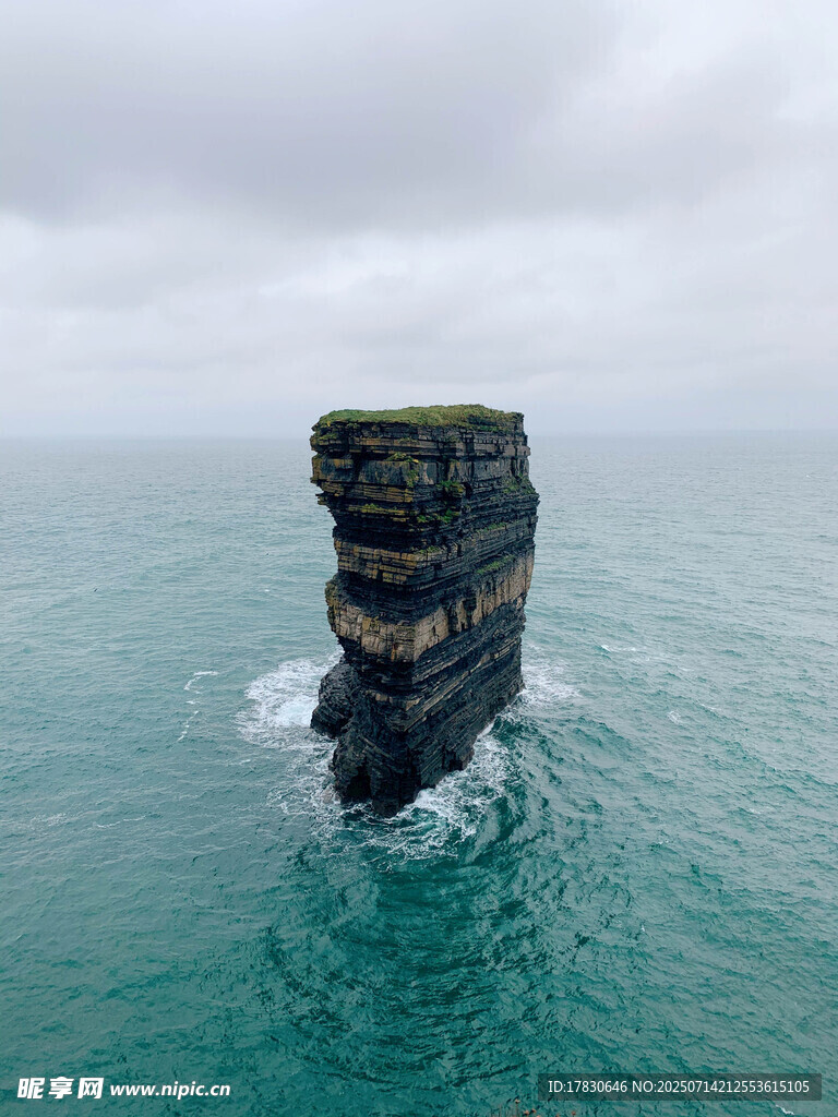 海中孤立岩石景观