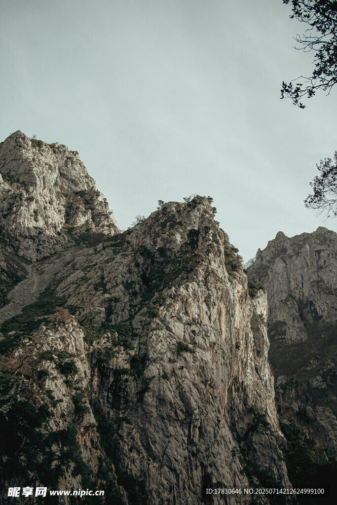巍峨险峻的壮丽山峰