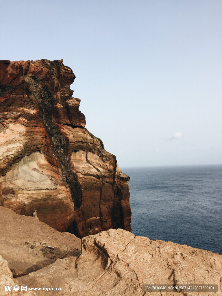 海边嶙峋峭壁