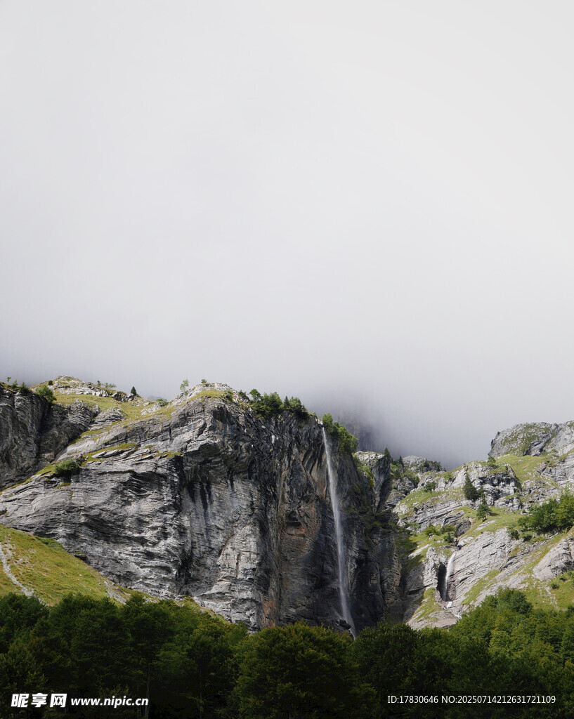 云雾缭绕的壮丽山景