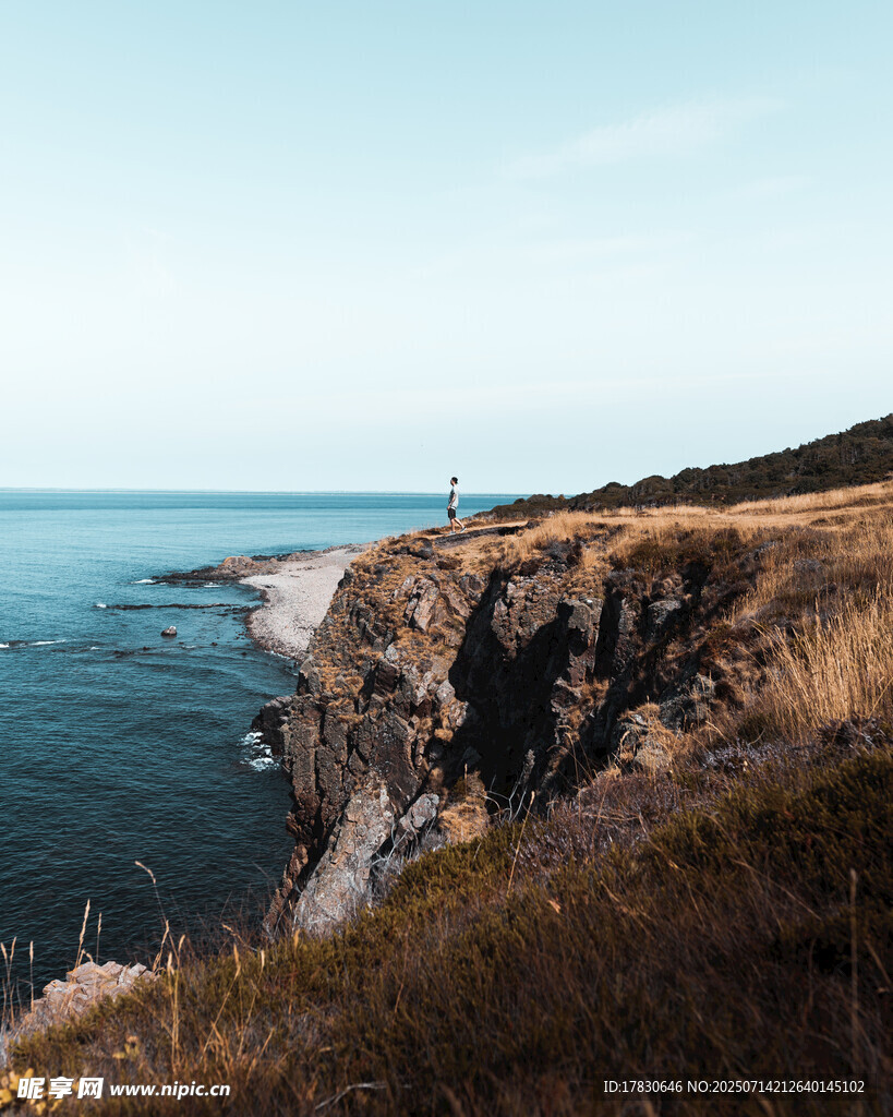 海岸边的嶙峋岩石与草地
