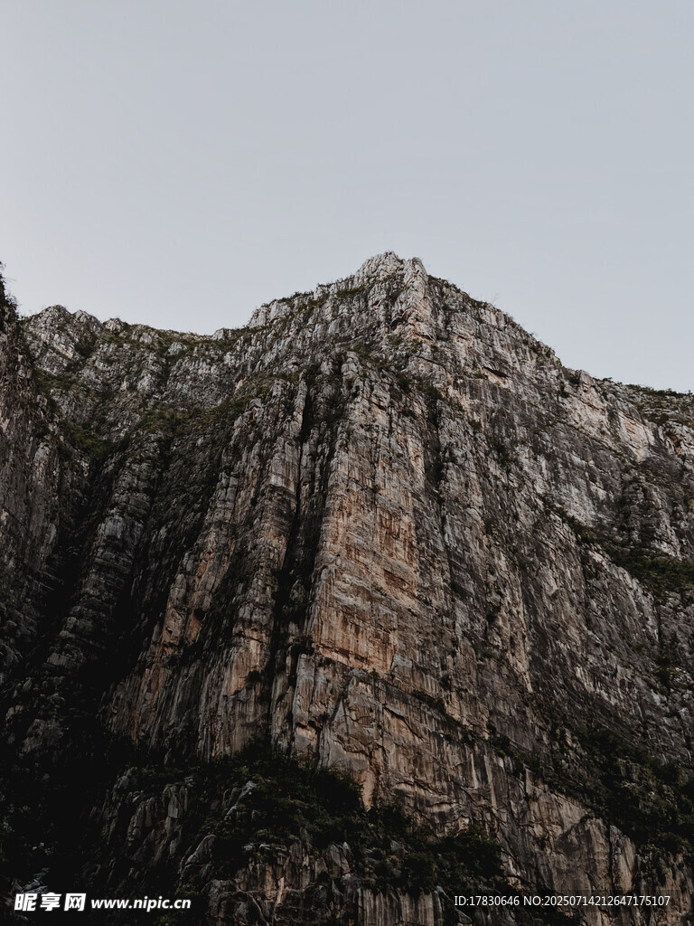 巍峨险峻的陡峭山峰