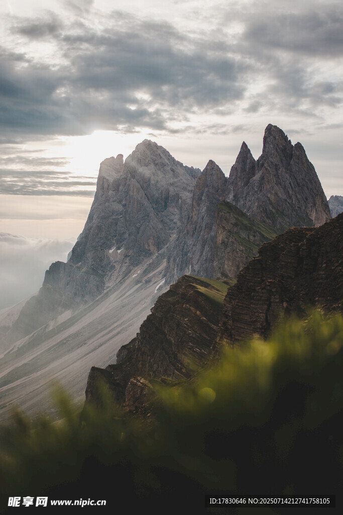 巍峨山峦云雾缭绕之景