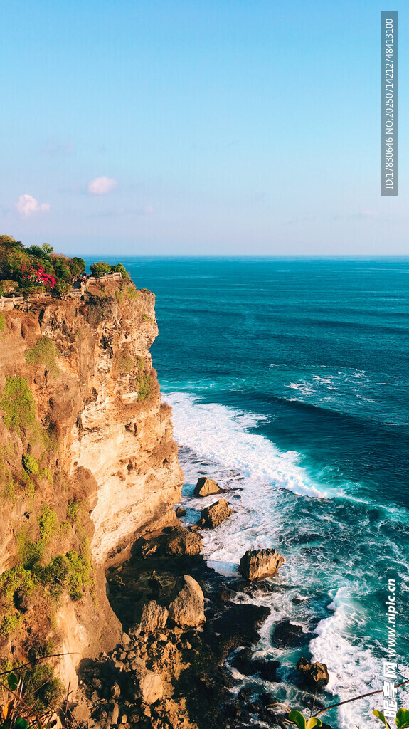 海边悬崖壮丽自然景观