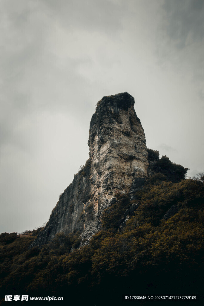 巍峨孤峰屹立于天地间