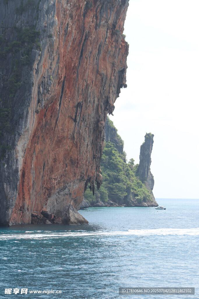 海边壮观岩壁与海水景观