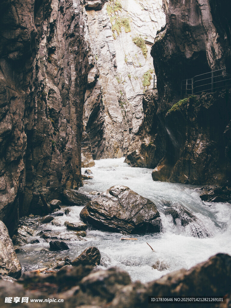 山间溪流穿岩石美景