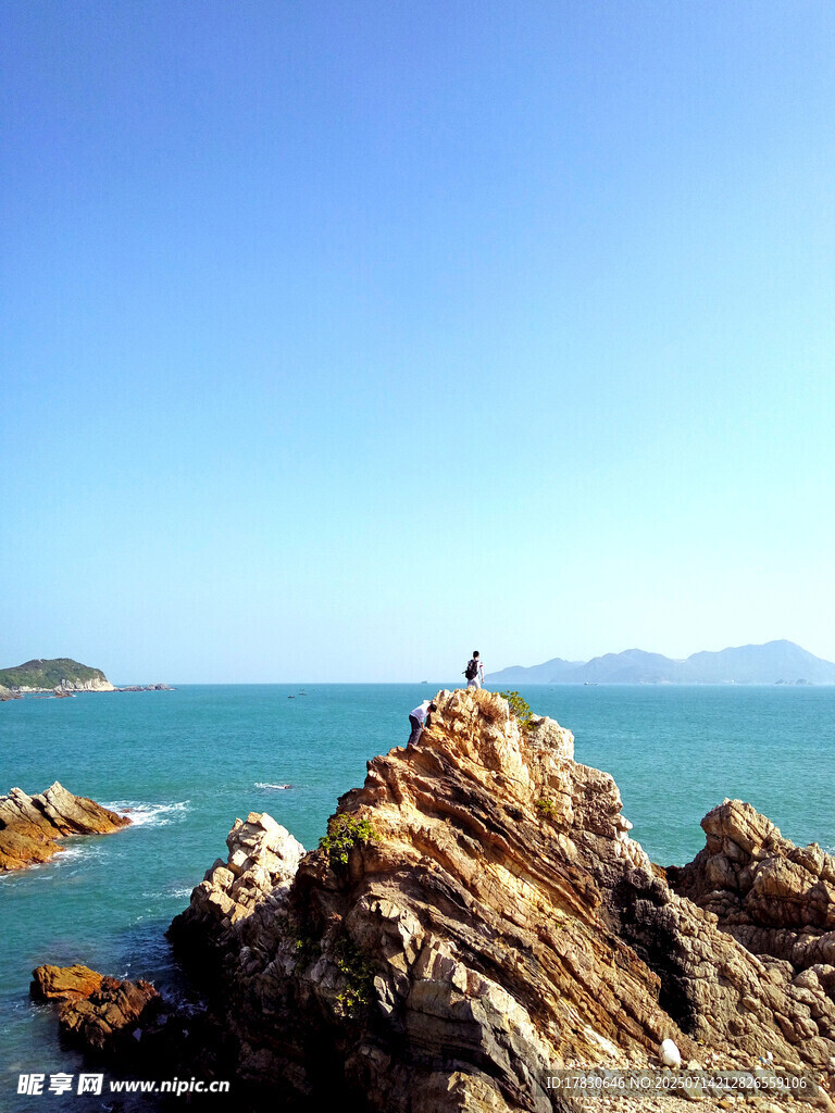 海边嶙峋礁石上的观景者