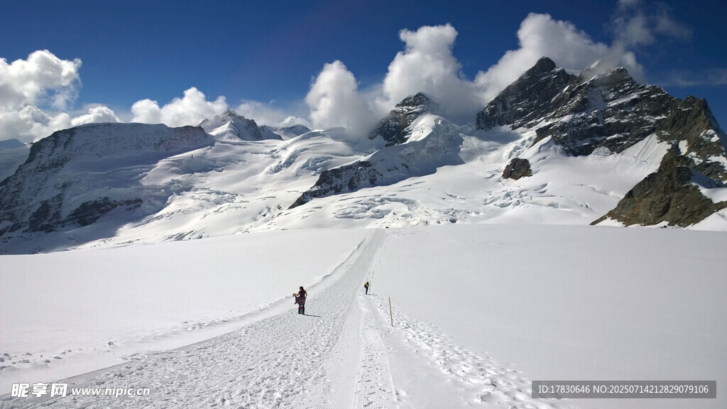 雪山徒步者的壮丽旅程
