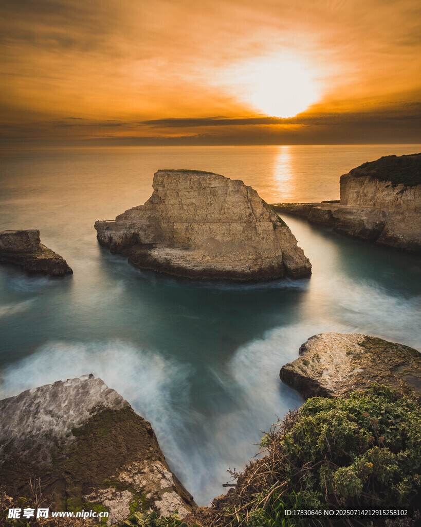 海边日落时的礁石美景