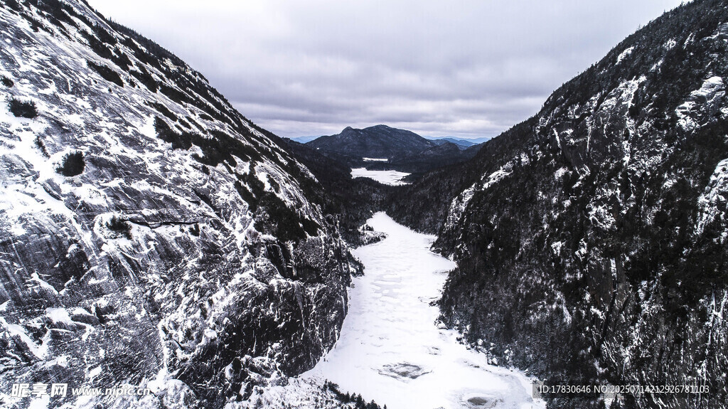 雪山峡谷间的冰雪景致