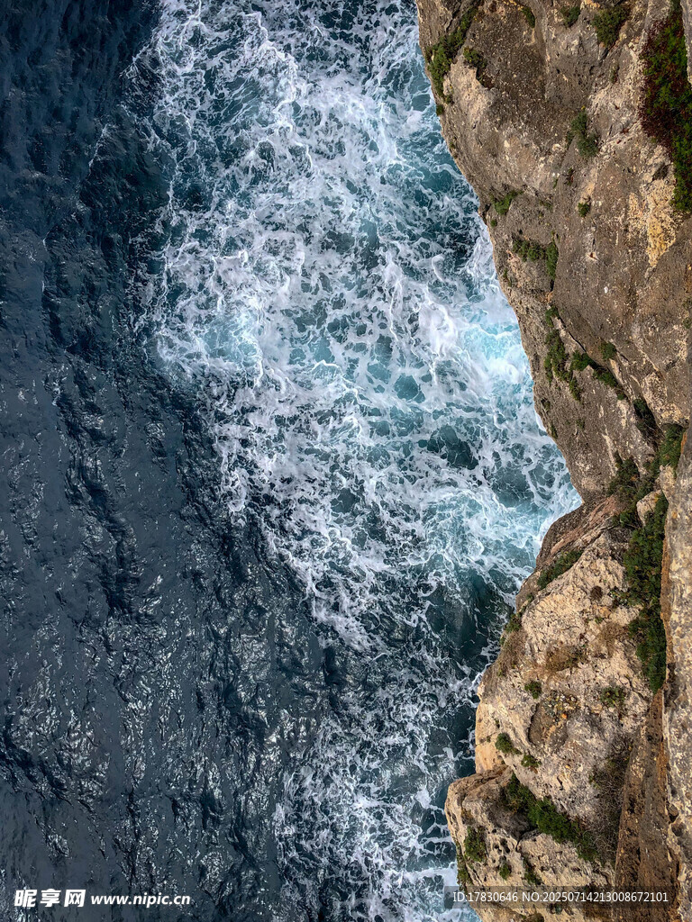悬崖边汹涌海浪景观
