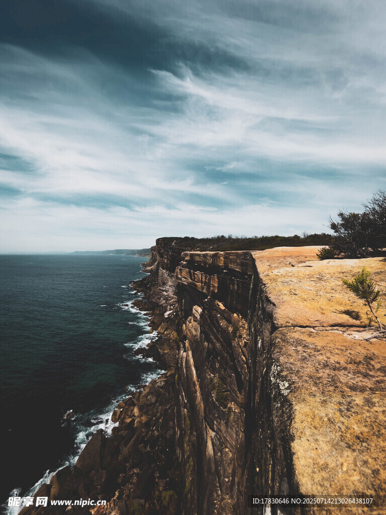 海边悬崖壮丽自然景观