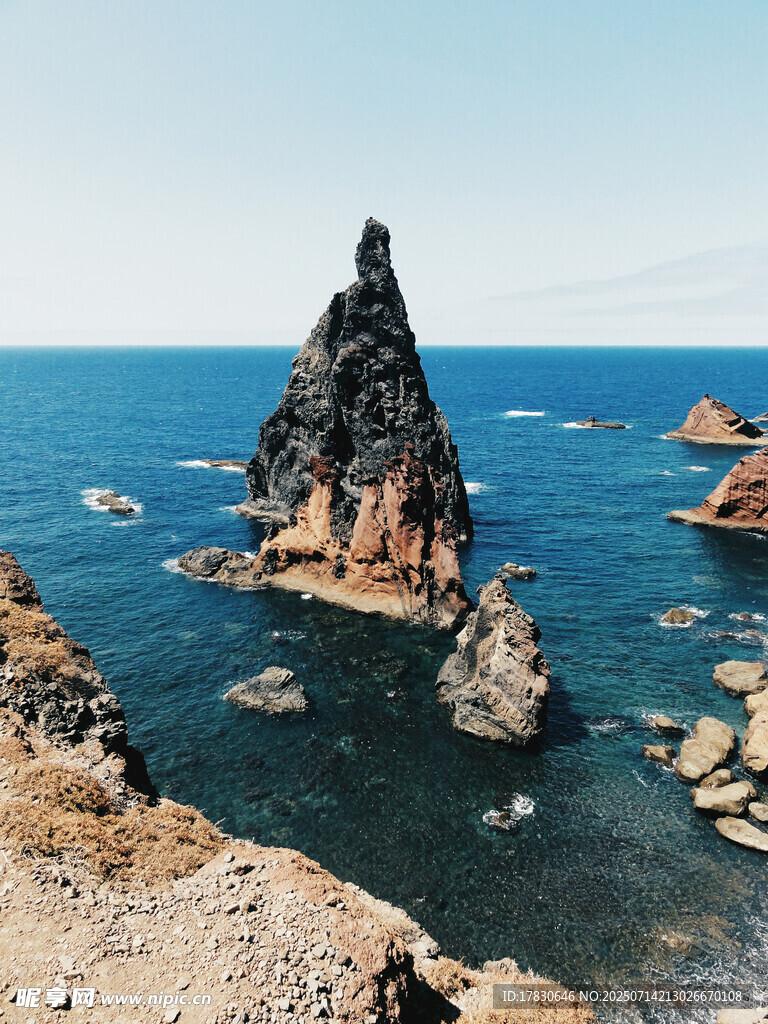 海边嶙峋礁石景观