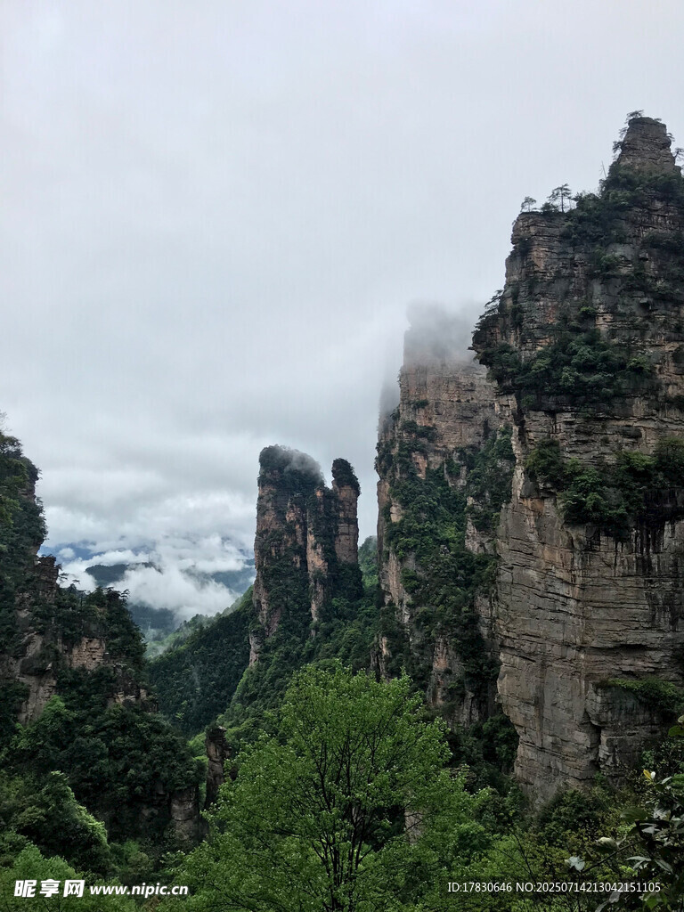 奇峰耸立的壮美山间景色