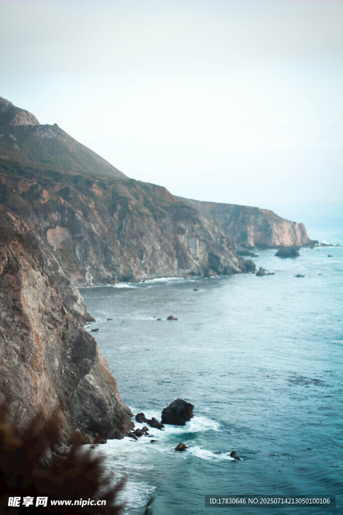 海岸悬崖边的壮阔海景