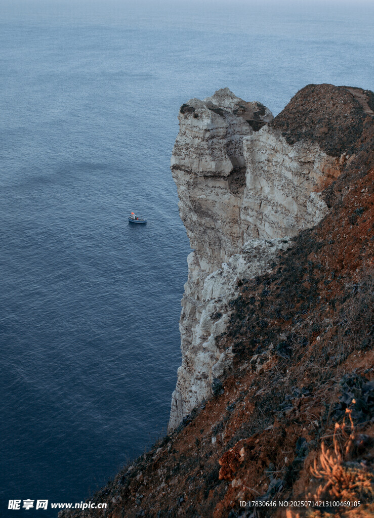 悬崖边的壮丽海景