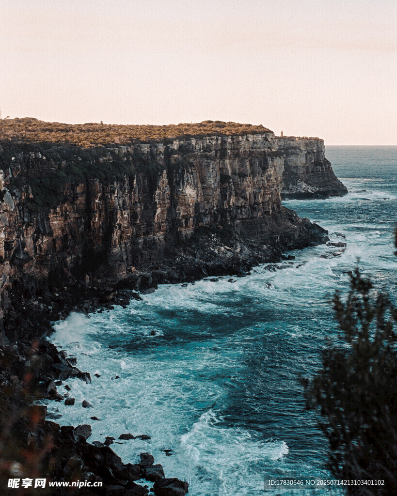 海岸悬崖边的壮阔海景