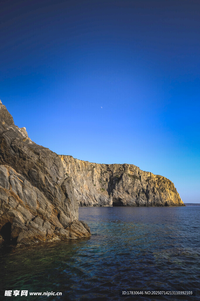 海边嶙峋岩石与湛蓝天空