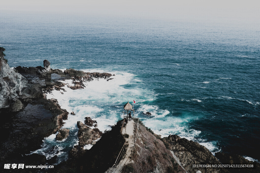 海边嶙峋礁石与翻涌海浪
