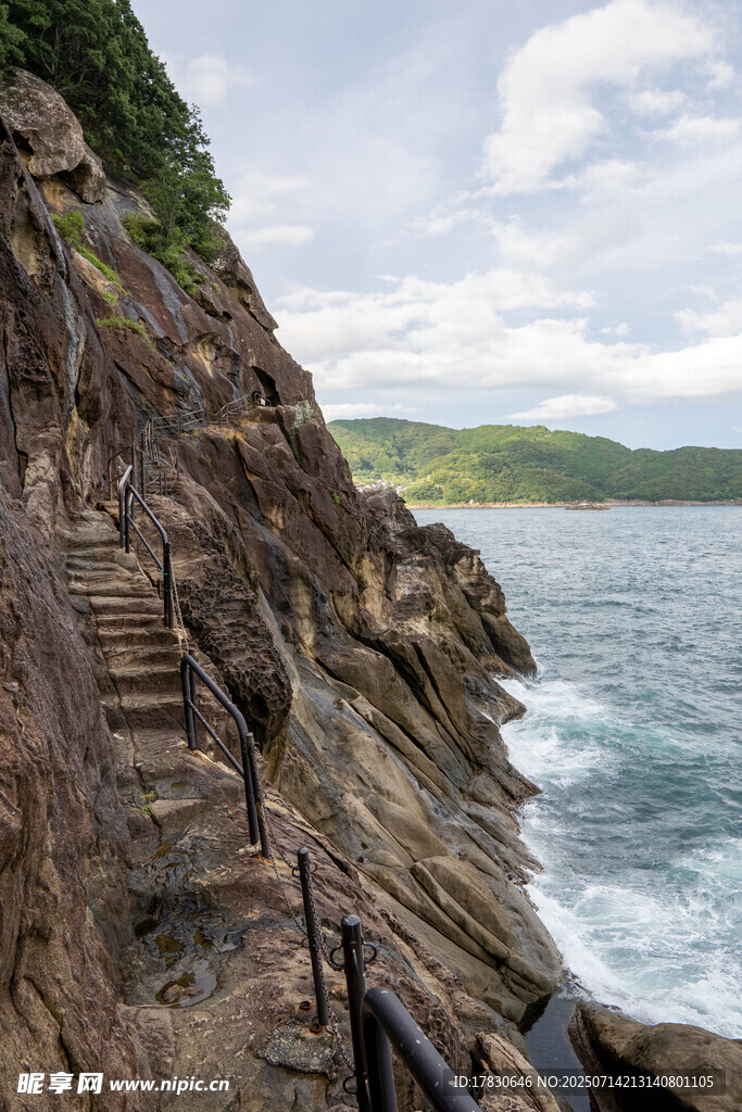 海边嶙峋峭壁与蜿蜒步道