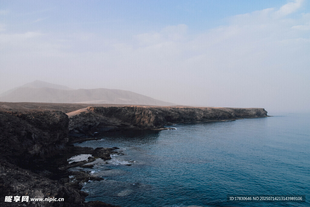 海边嶙峋岩石与碧蓝海水