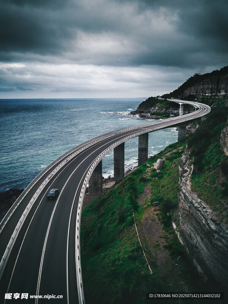 沿海公路蜿蜒于山海间