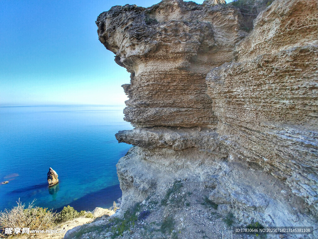 悬崖边的壮阔海景