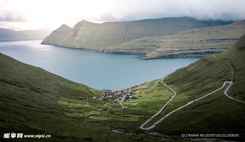 山间湖畔美景