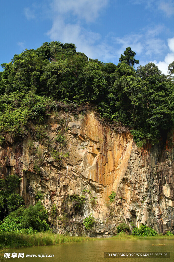 青山绿水间的陡峭岩壁
