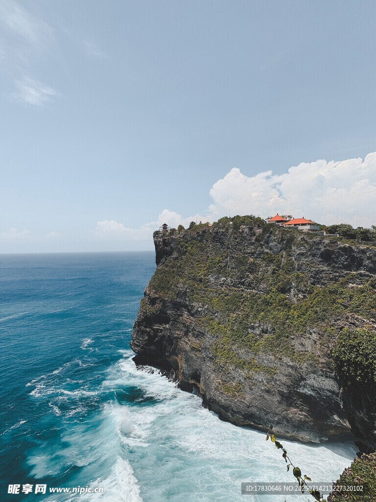 悬崖边的壮阔海景