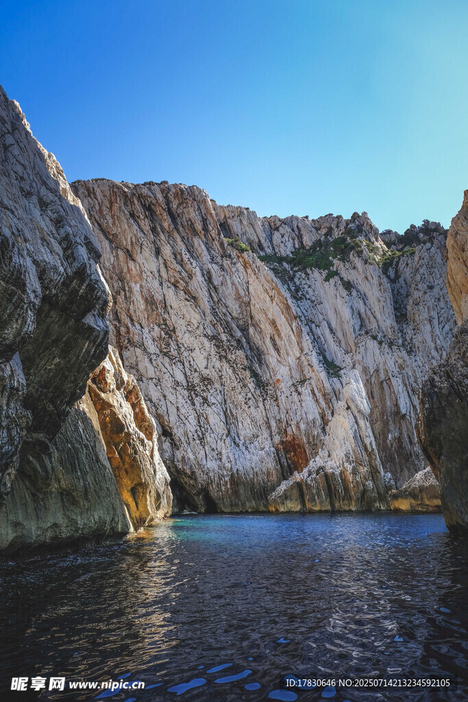 海上壮丽悬崖景观