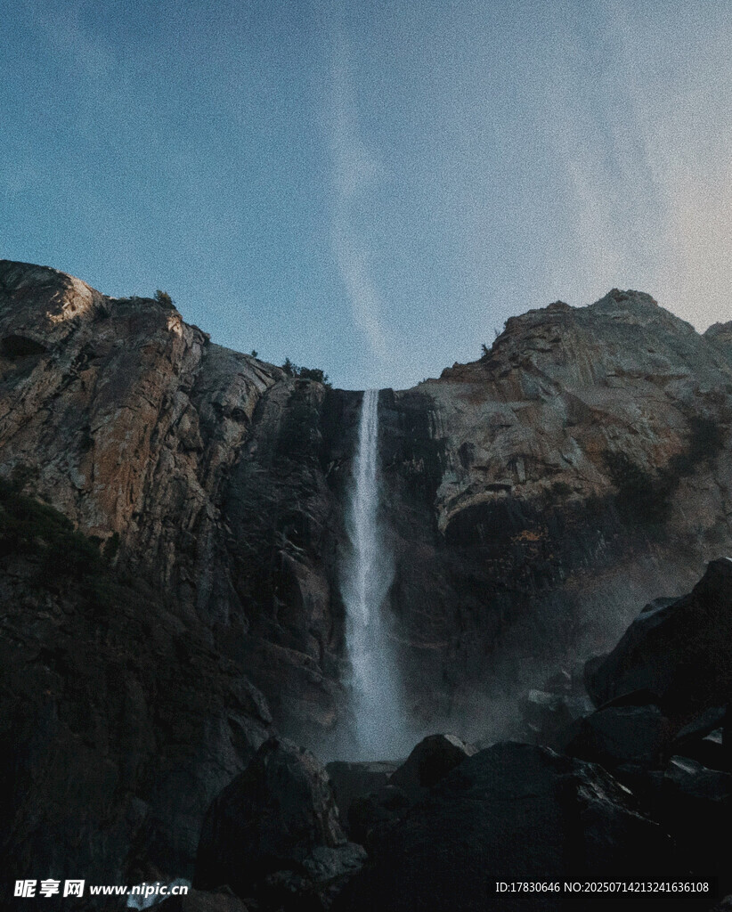壮丽山间瀑布景观