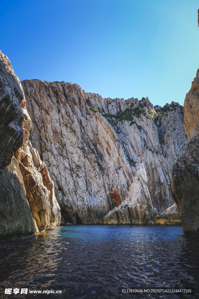 壮丽海岸岩石与碧水景观