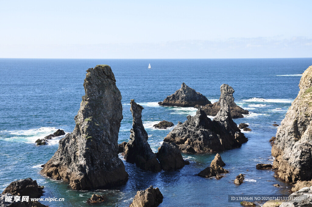 海边嶙峋礁石景观