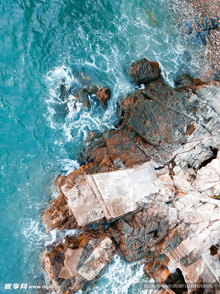 海边礁石与翻涌的蓝色海浪