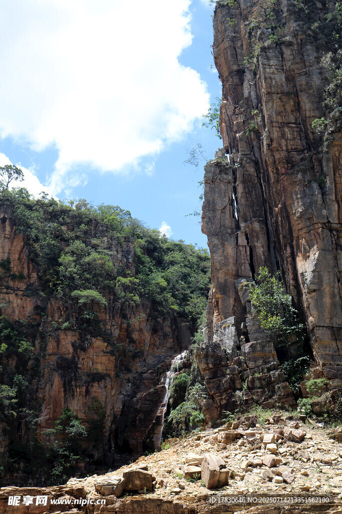 壮丽山间峡谷景观
