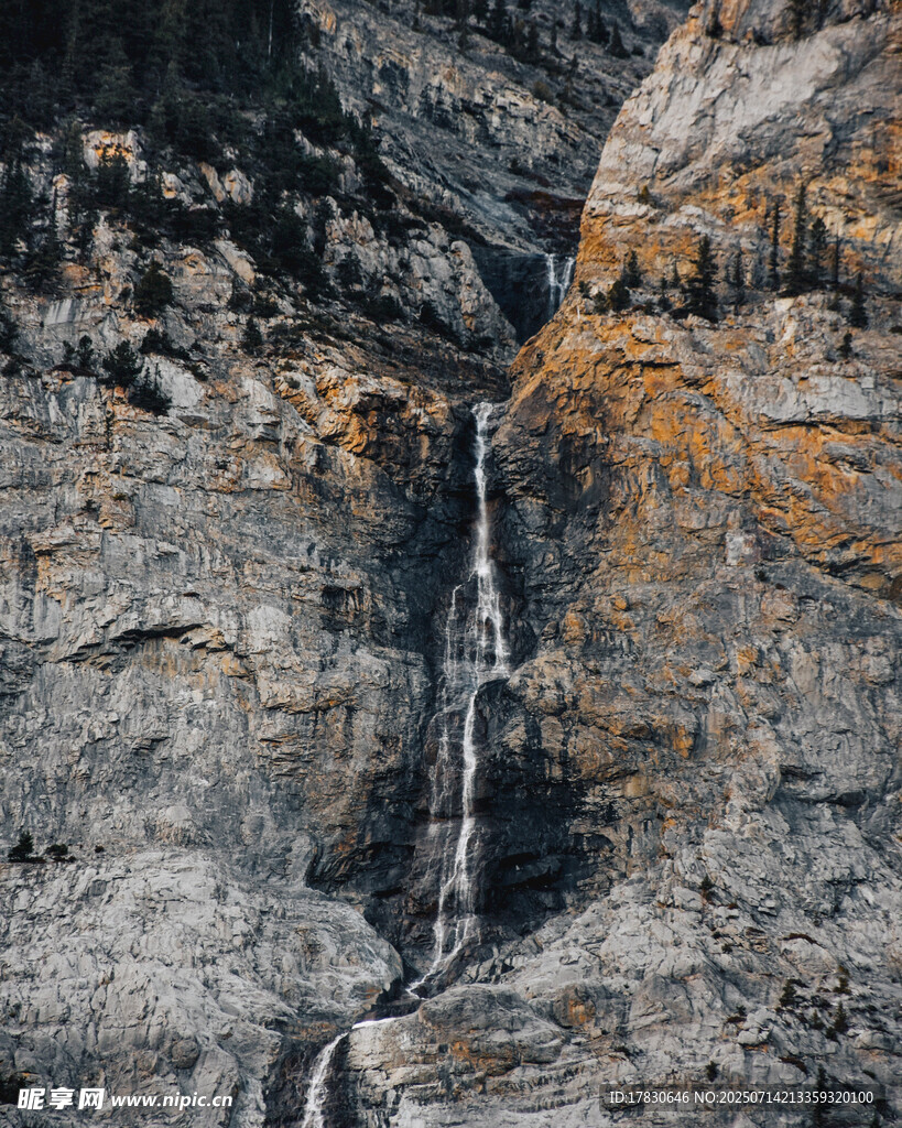 山间岩石上的涓涓细流