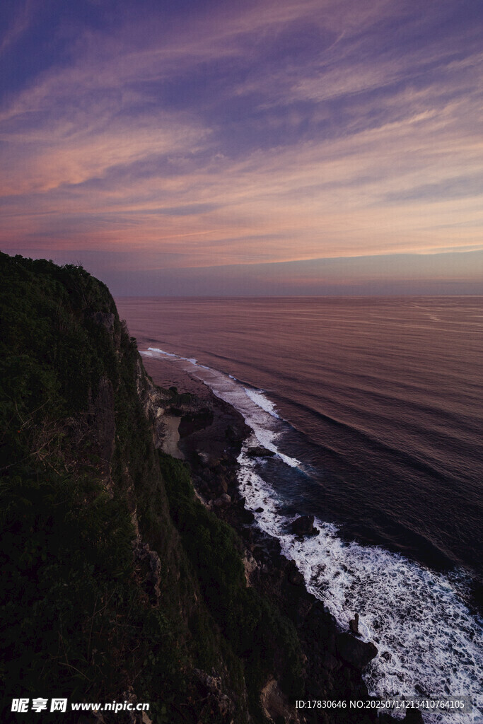 黄昏下的海边悬崖美景