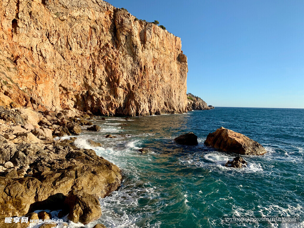 海岸边的壮丽岩石景观
